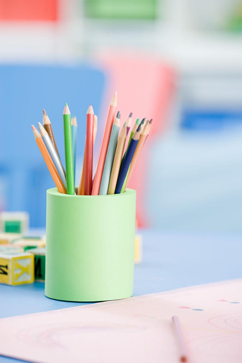 放在课桌上的彩色铅笔