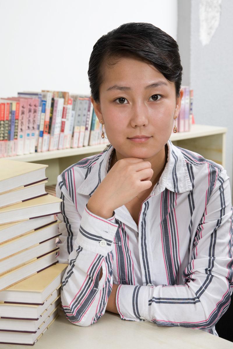 坐在图书馆内的老师肖像