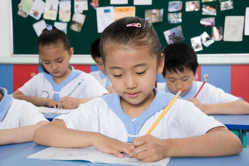 在教师认真学习的学生