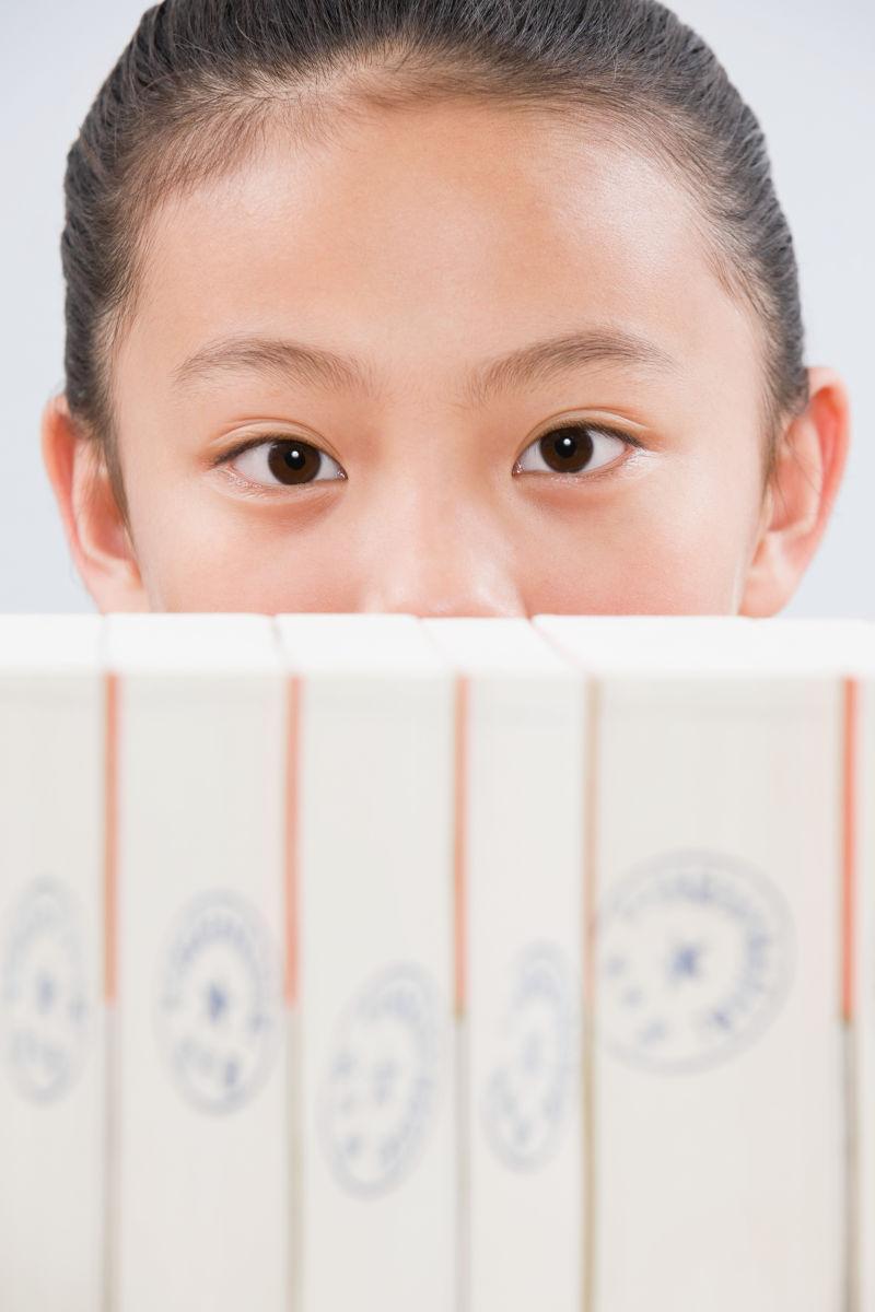 带着印章的纸后面的女孩