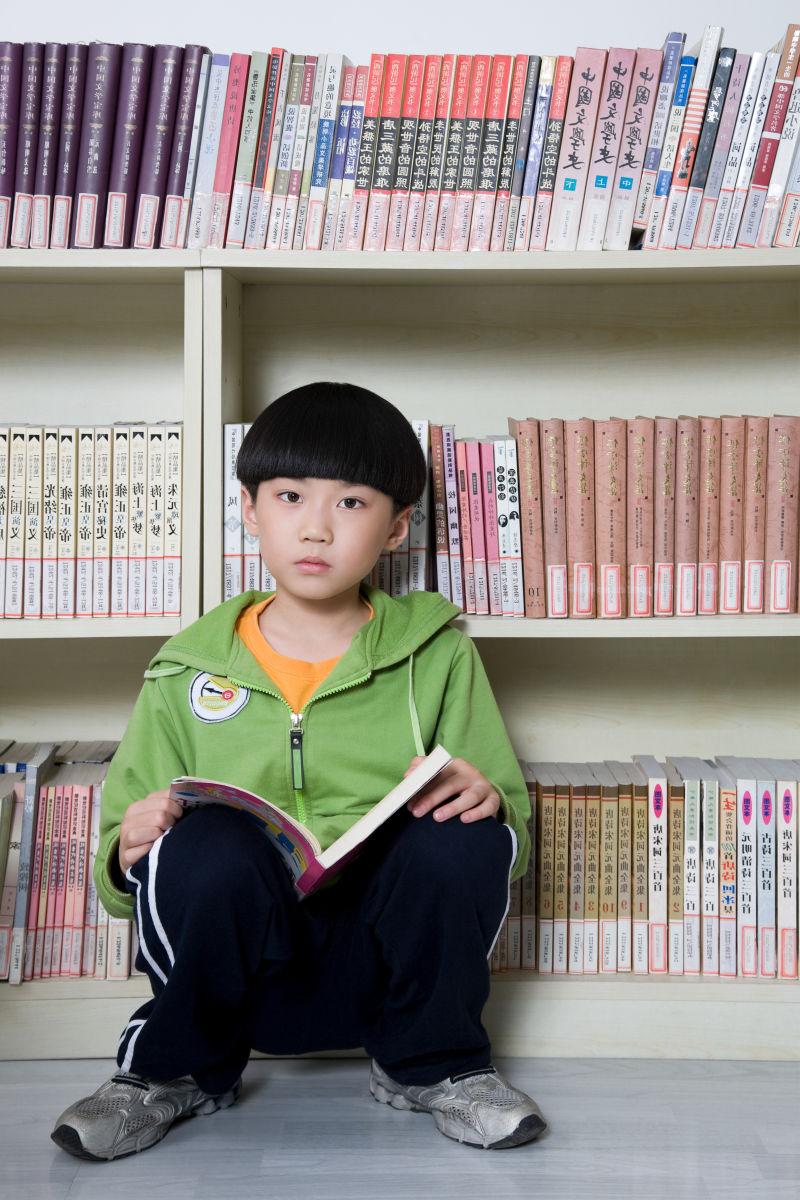 在阅读室看书的学生