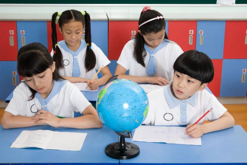 观察地球仪的学生