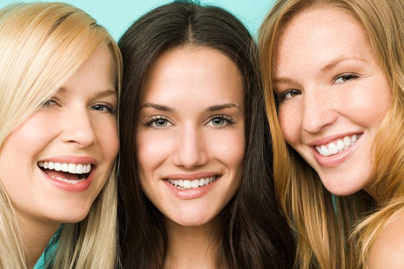 三个开心的年轻女人