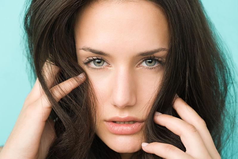 撩拨头发的美女