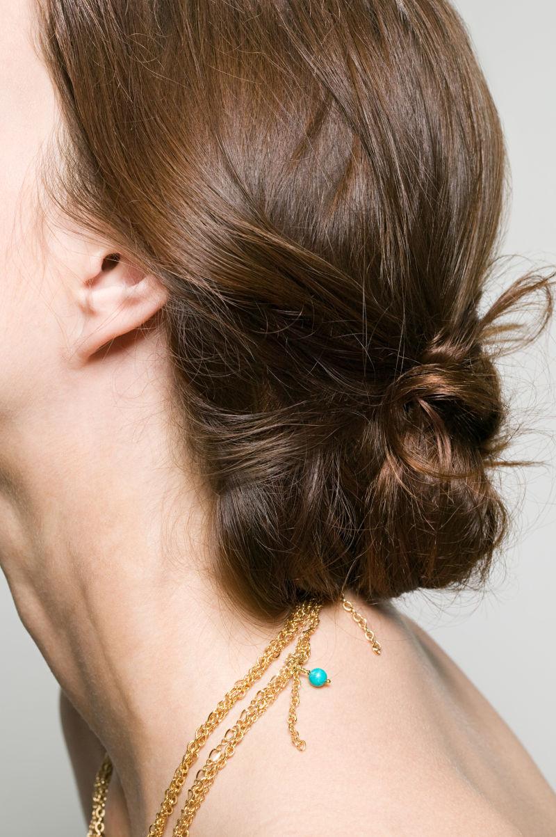 戴金项链的金发美女