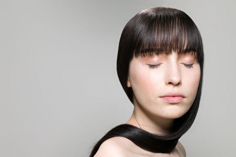 有着柔软黑发的美女