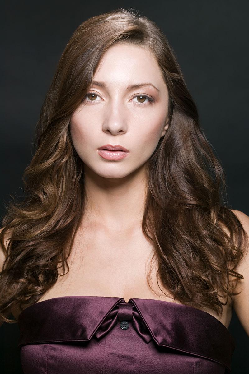 优雅美丽的长发女人