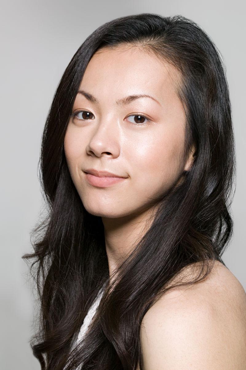 优雅的微笑黑发美女