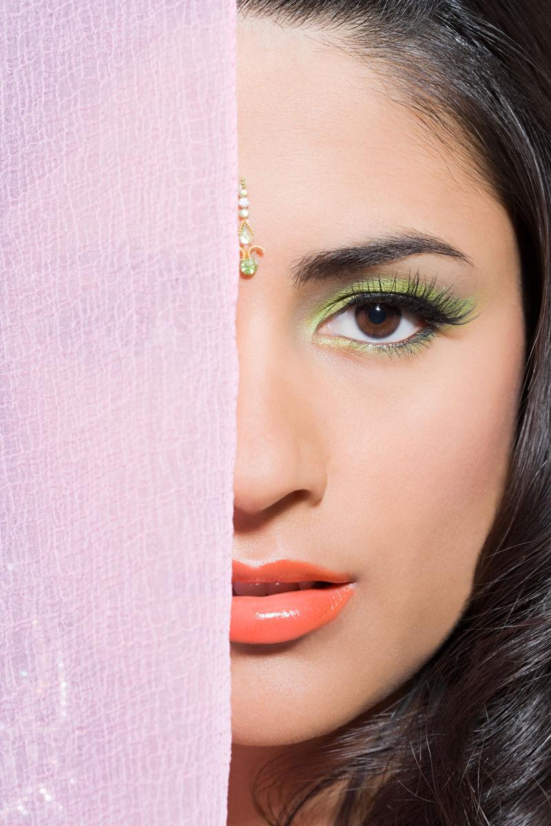 遮盖着半张脸的印度女人