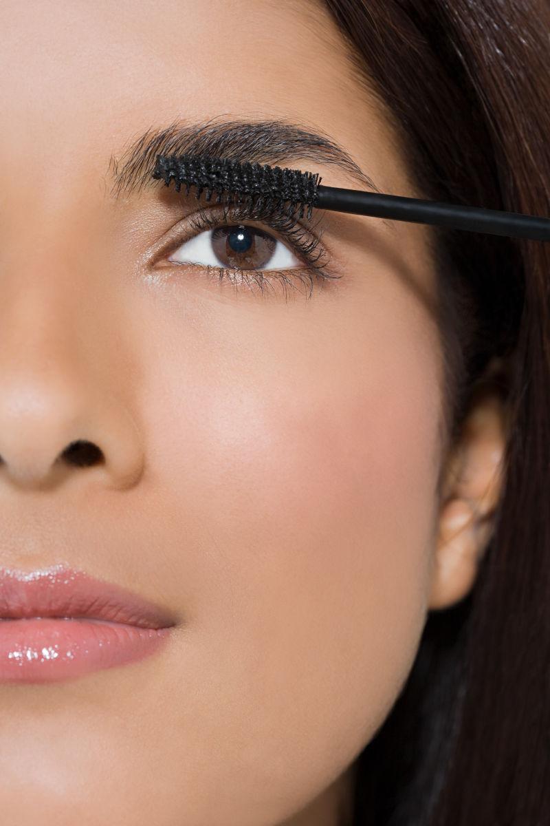 使用睫毛膏的女人