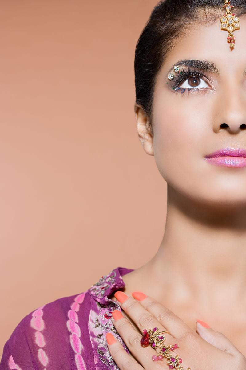 年轻漂亮的印度女子