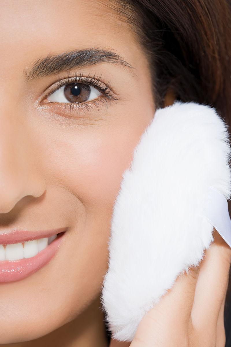 在脸上施粉的女人