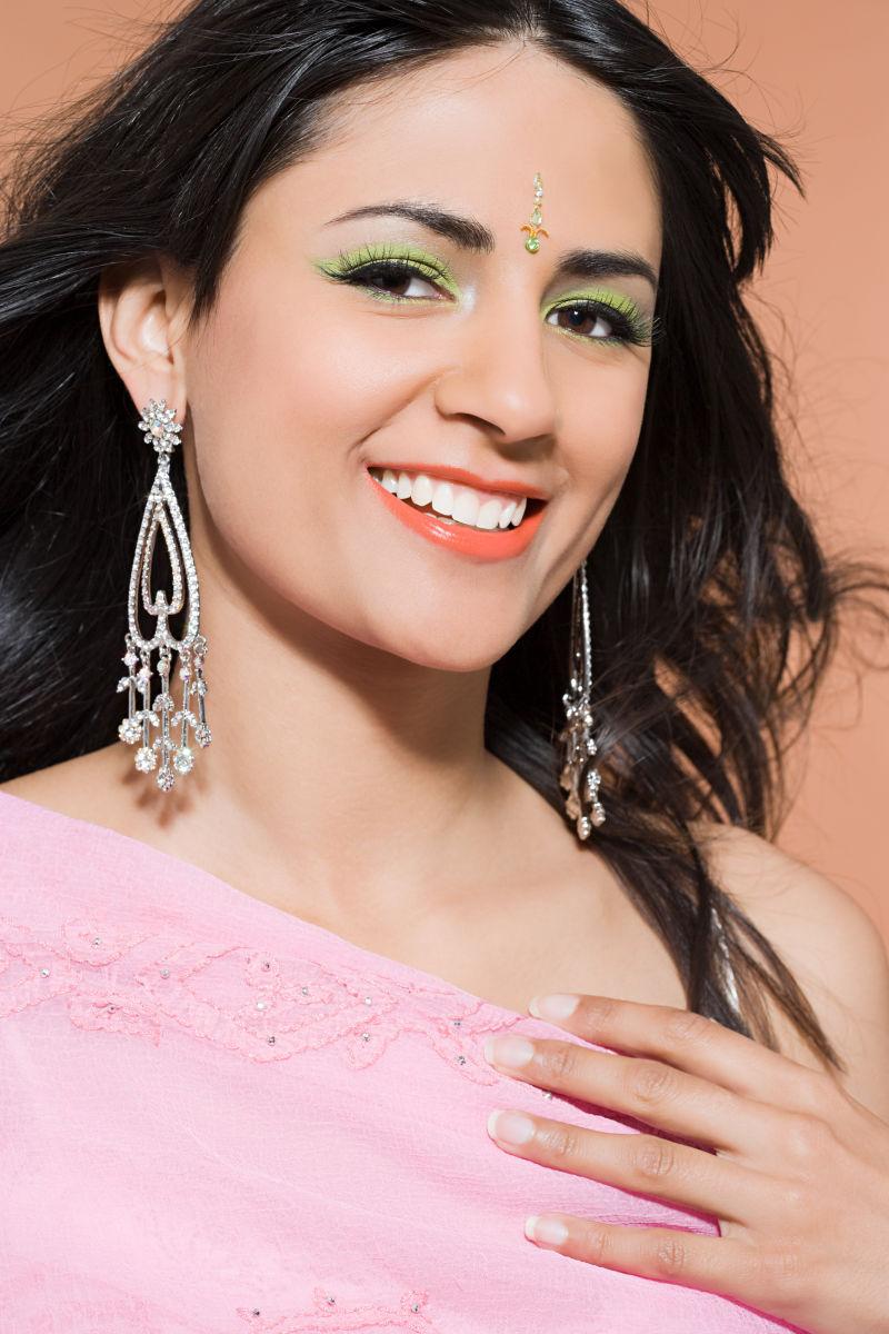 面带微笑的印度女人