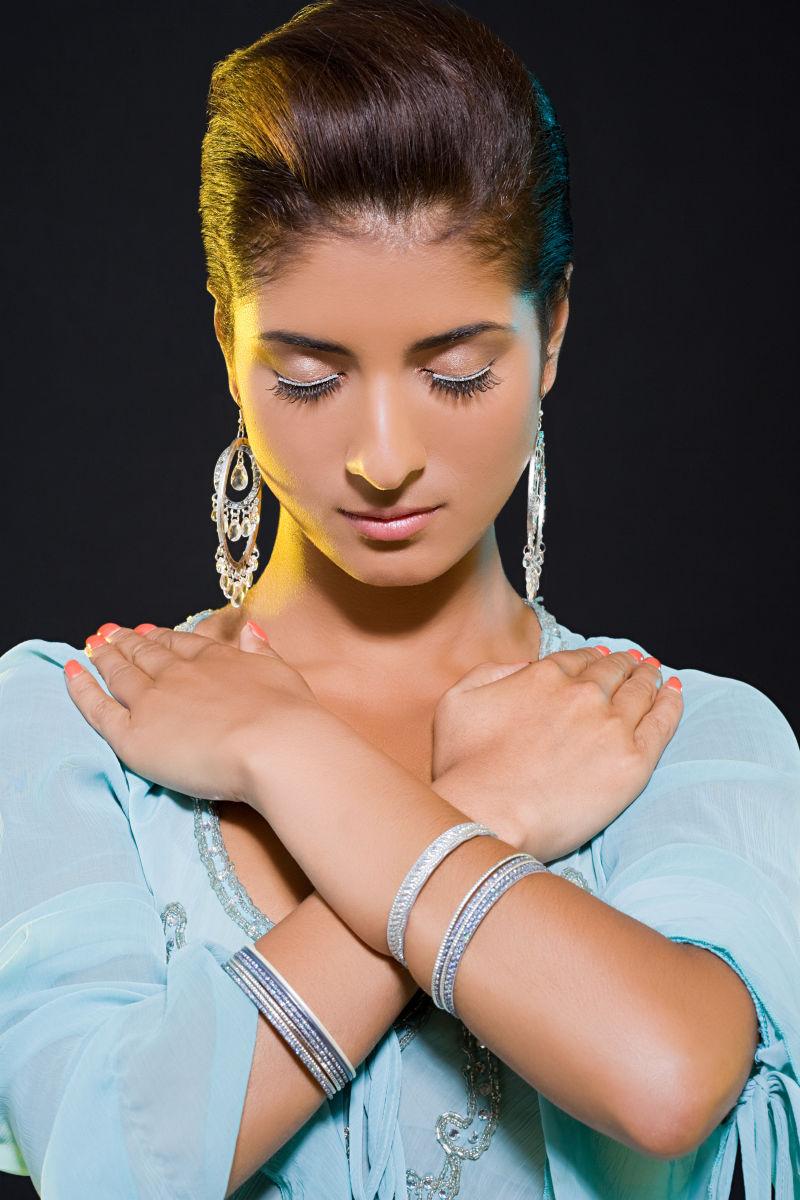 双手放在肩膀上的闭眼女子