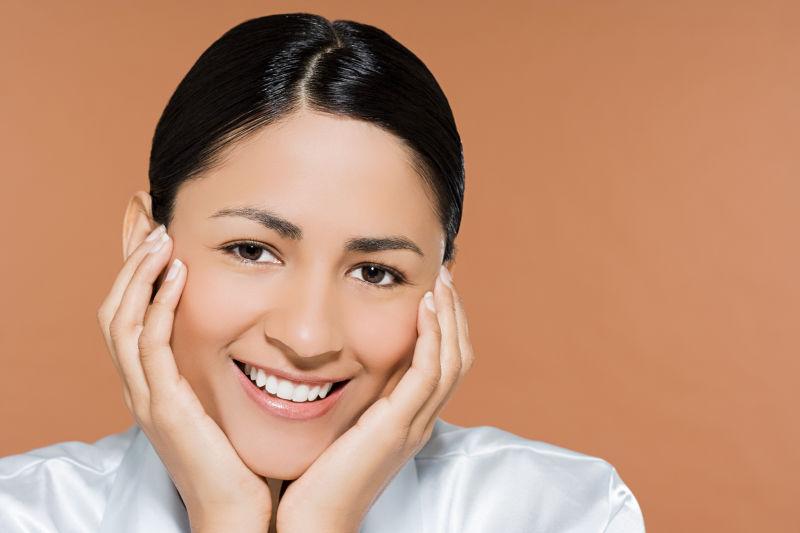 双手捂着脸的年轻女子