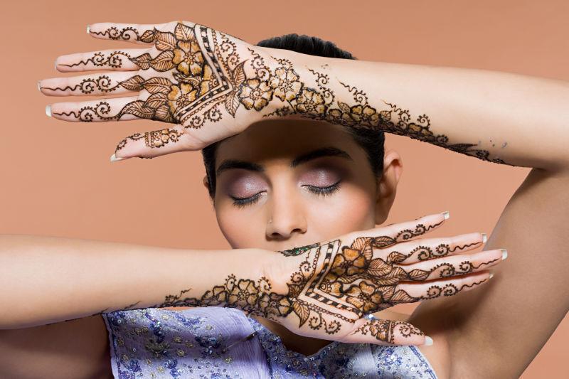 手上有海娜纹身的美女