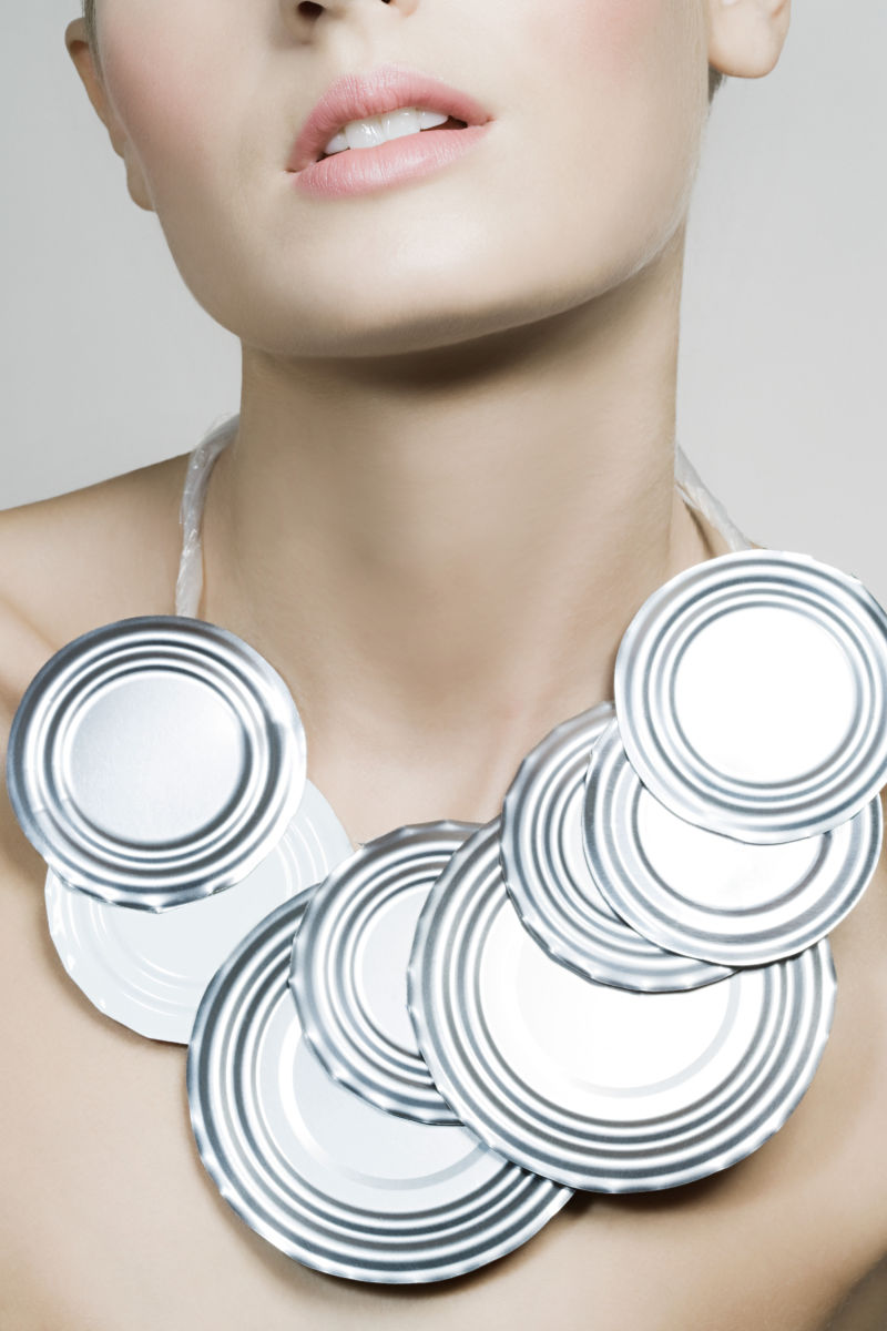 戴着废品饰品的女模特