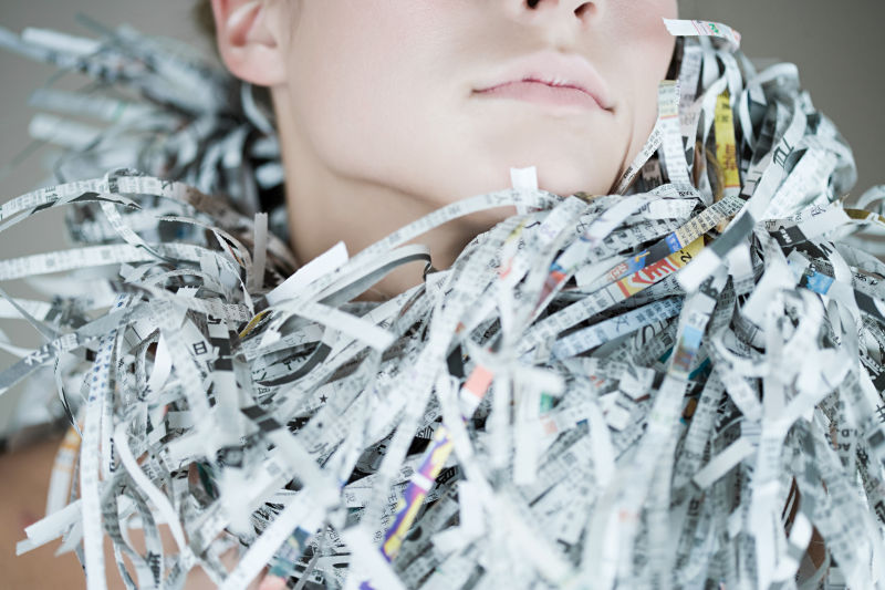 戴着报纸颈饰的女模特