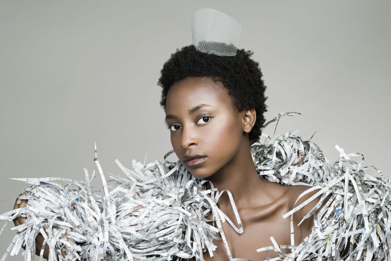 环保装饰服装的黑人模特