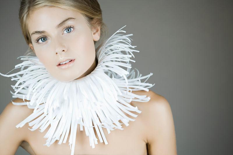 环保纸张颈饰的年轻模特