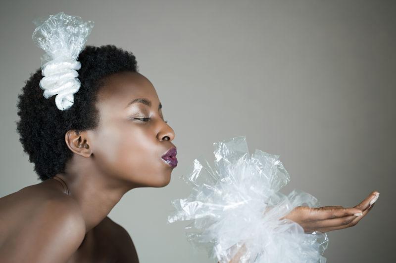 透明塑料纸黑人年轻美女