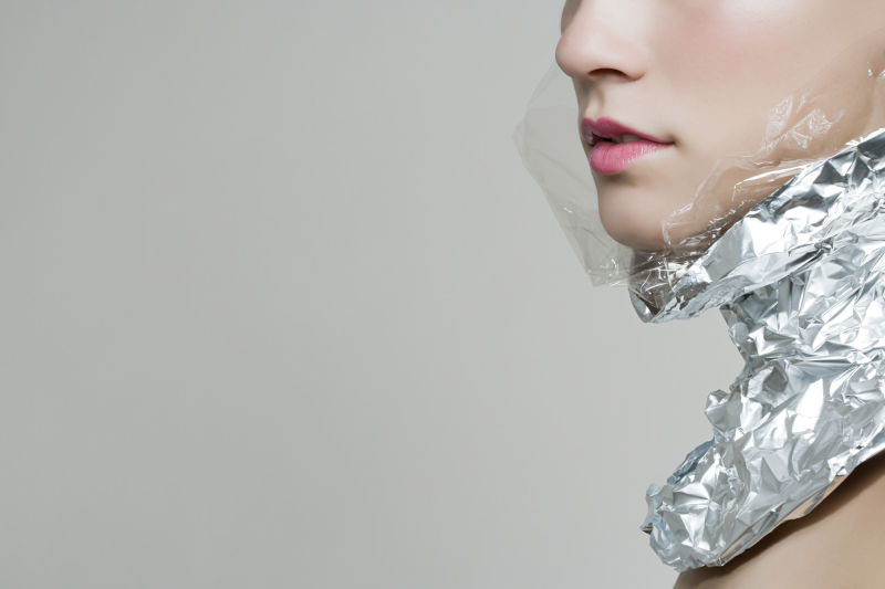 戴着锡纸颈饰的环保模特