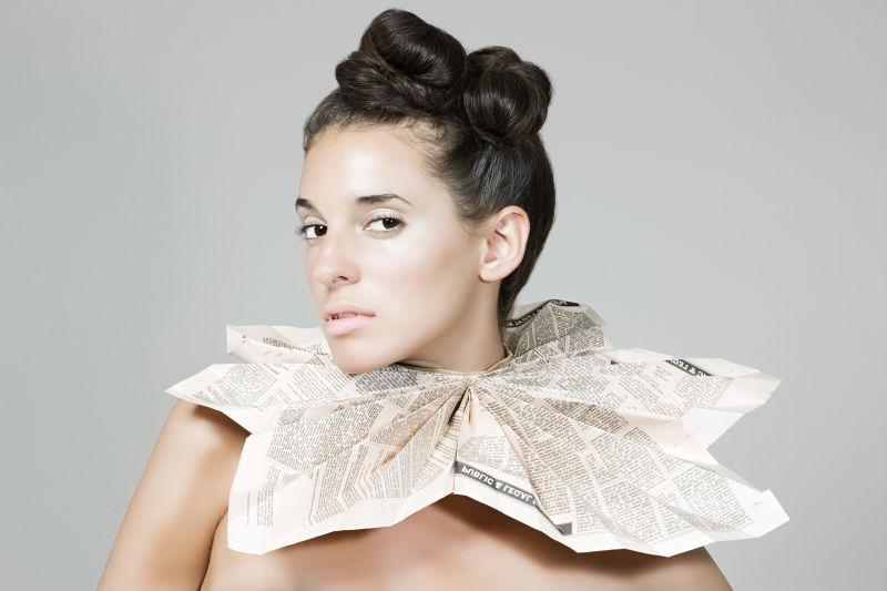 报纸颈饰环保女模特