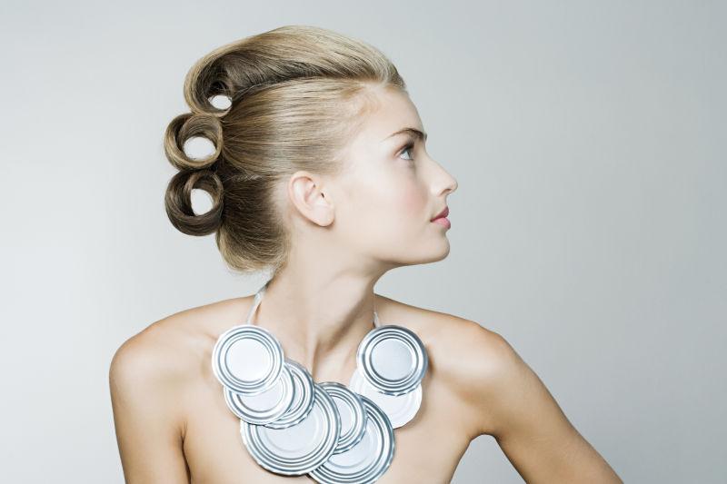 戴着易拉罐饰品的时尚模特