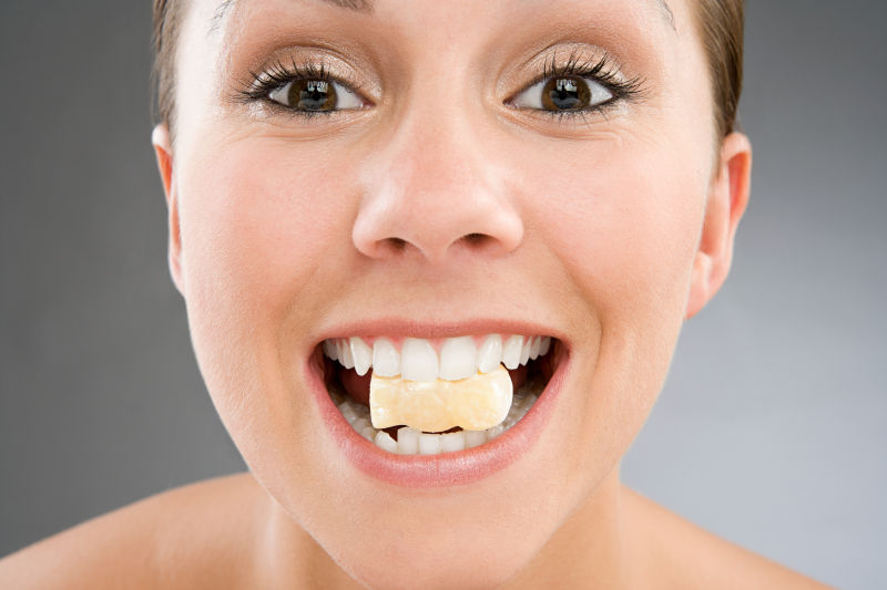 嘴里咬着白色糖的女人