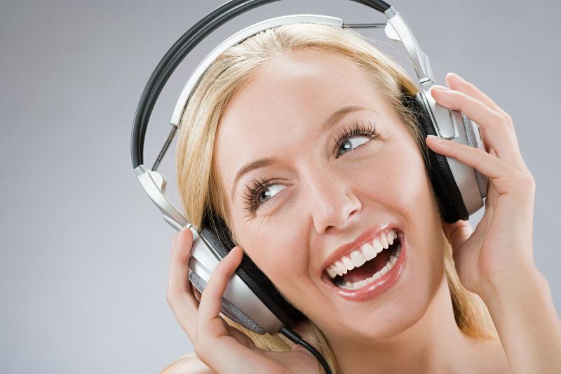 戴着耳机听音乐大笑的美女