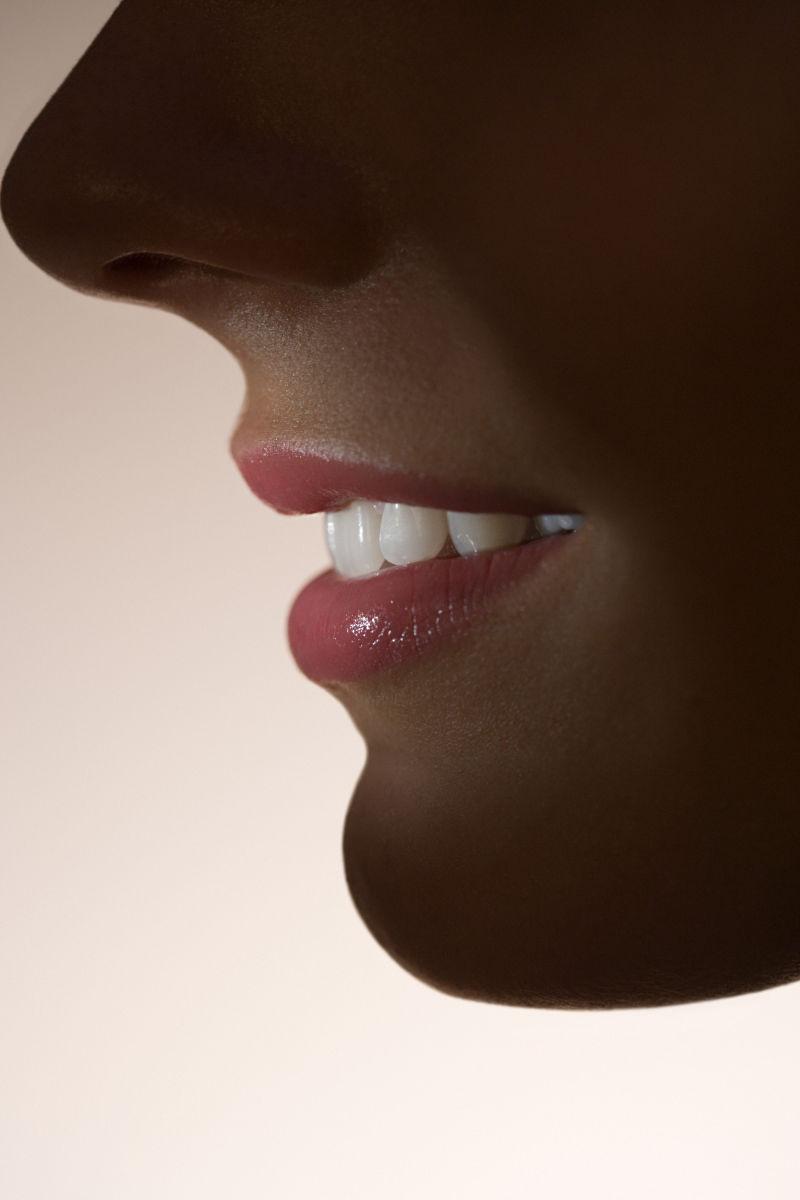 年轻美女微笑的嘴巴