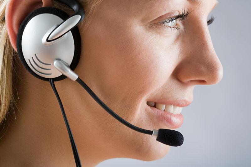 戴着耳麦的年轻女人