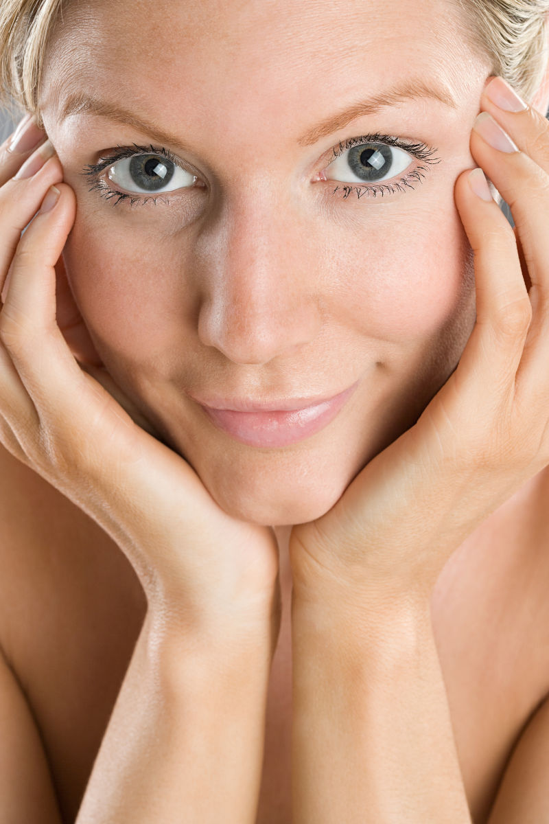 双手托着下巴的年轻美女