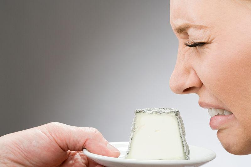 闻蛋糕皱眉的美女