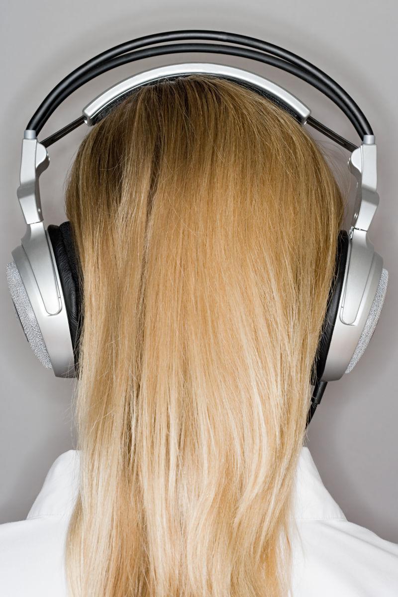 金发美女戴着耳机