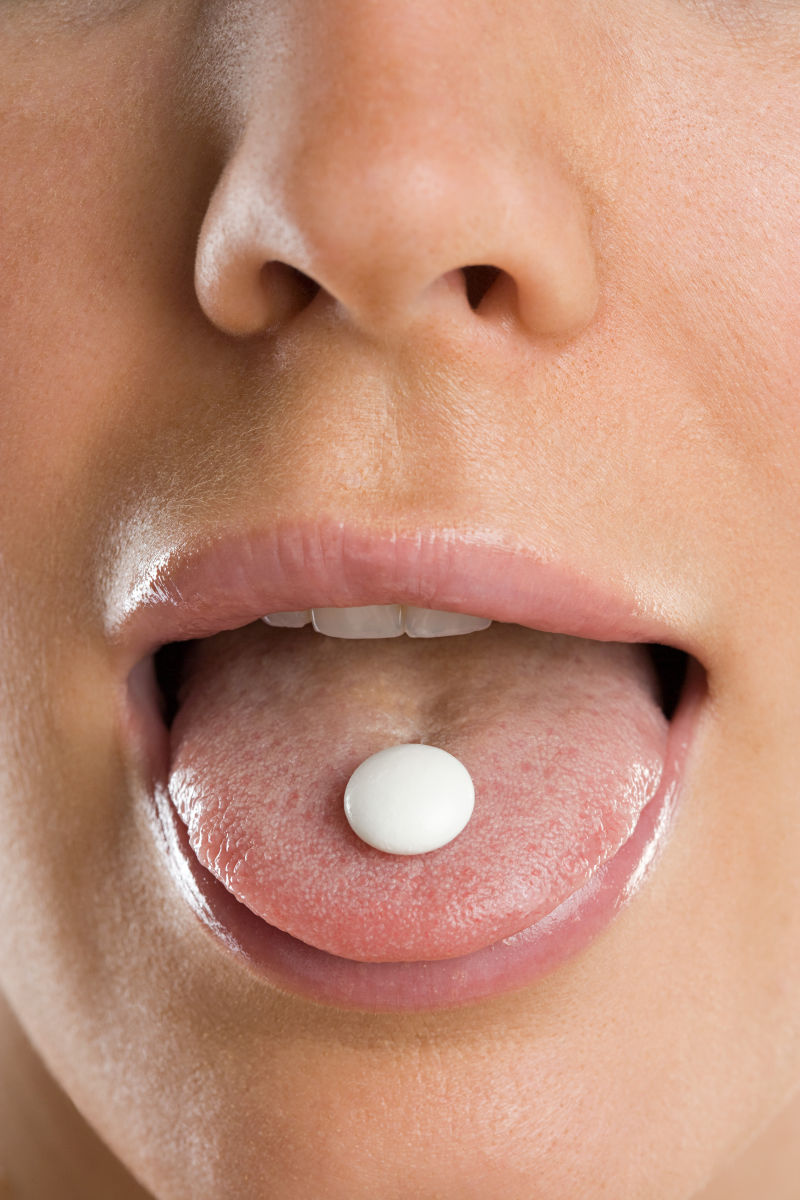 嘴里吃药的女人