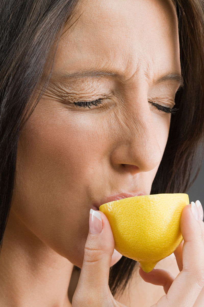 皱着脸吃柠檬的美女