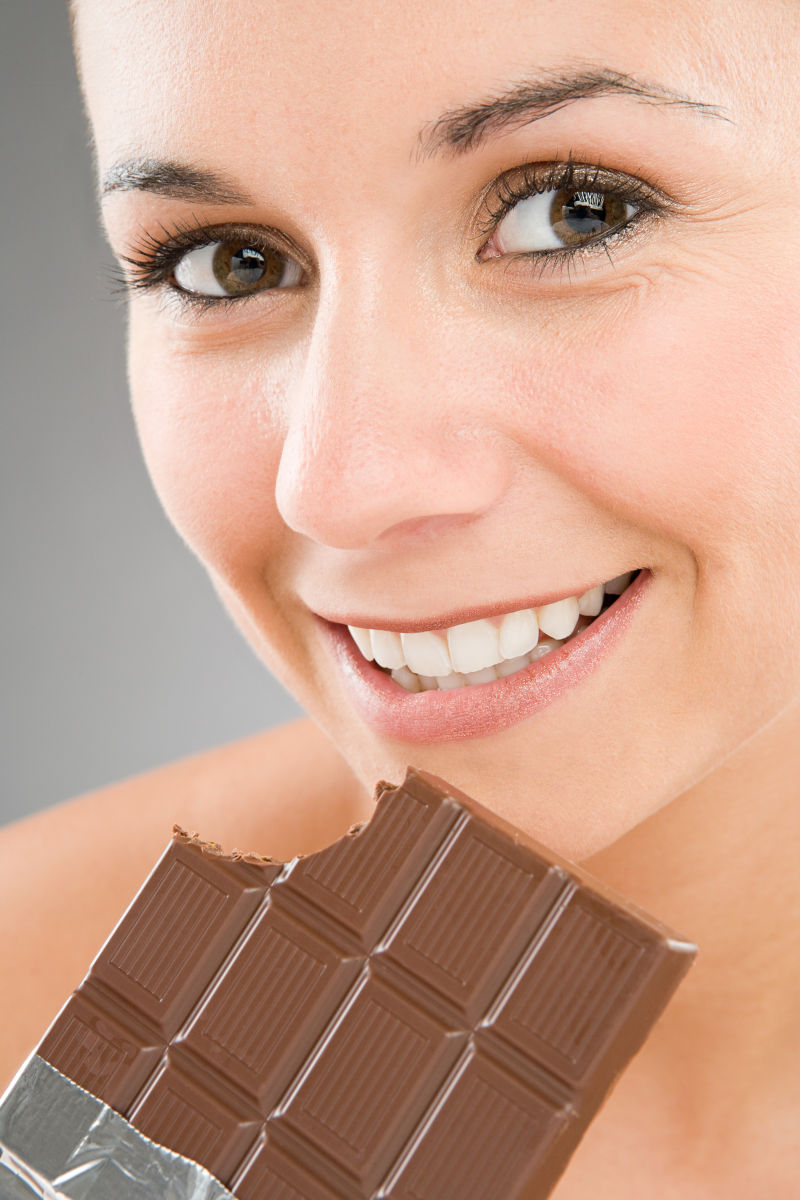 吃巧克力的年轻美女