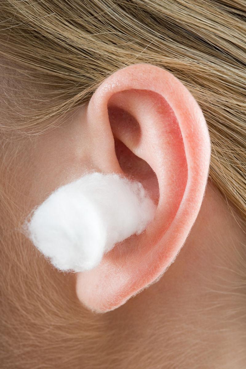 耳朵里戴着棉花的美女