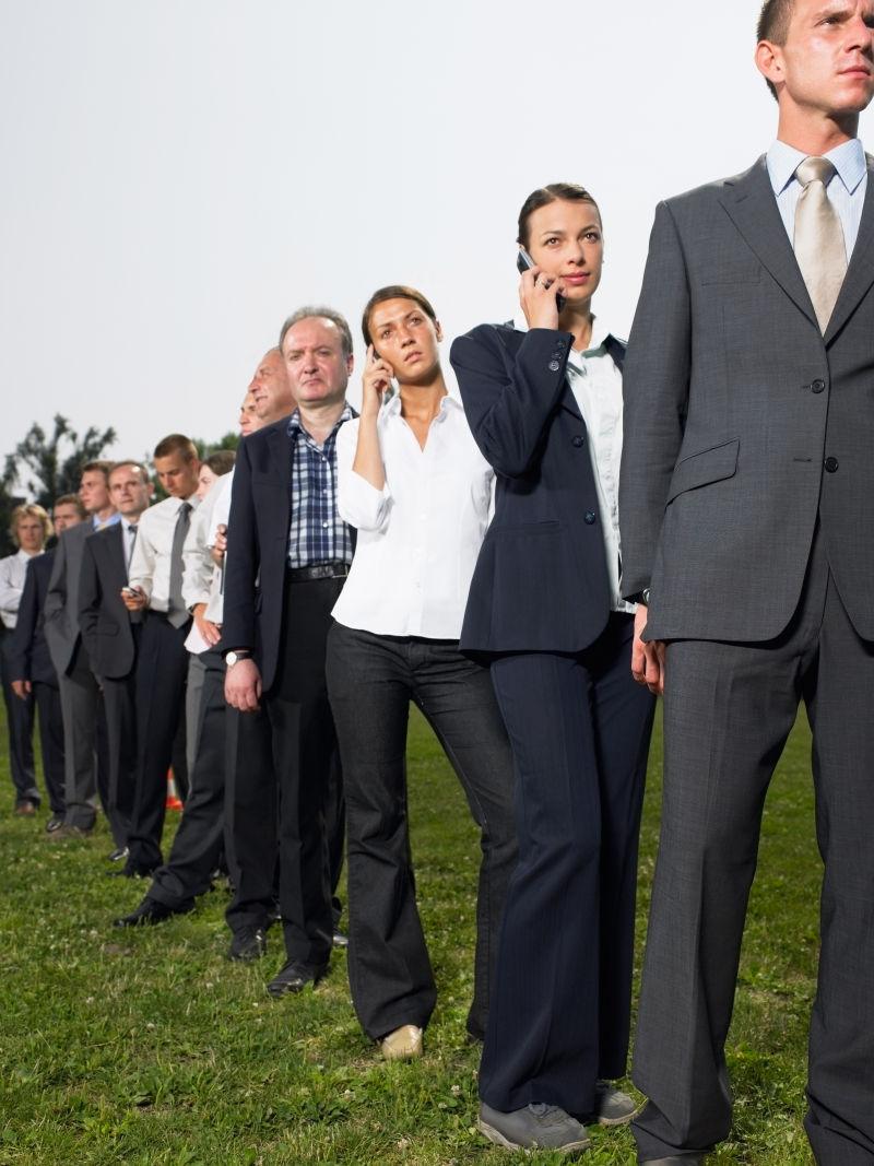 草地上排队的商人