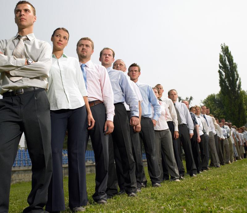 草地上围成一个圈的人群