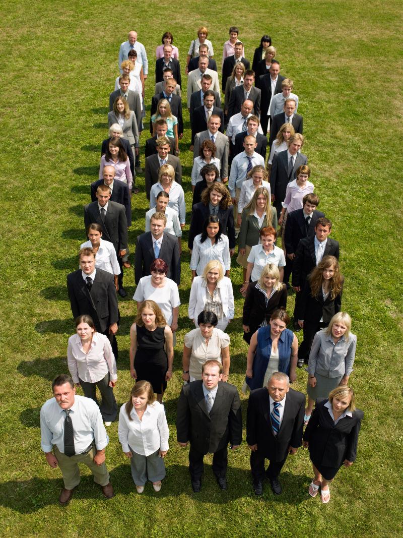 草地上排列整齐的商人