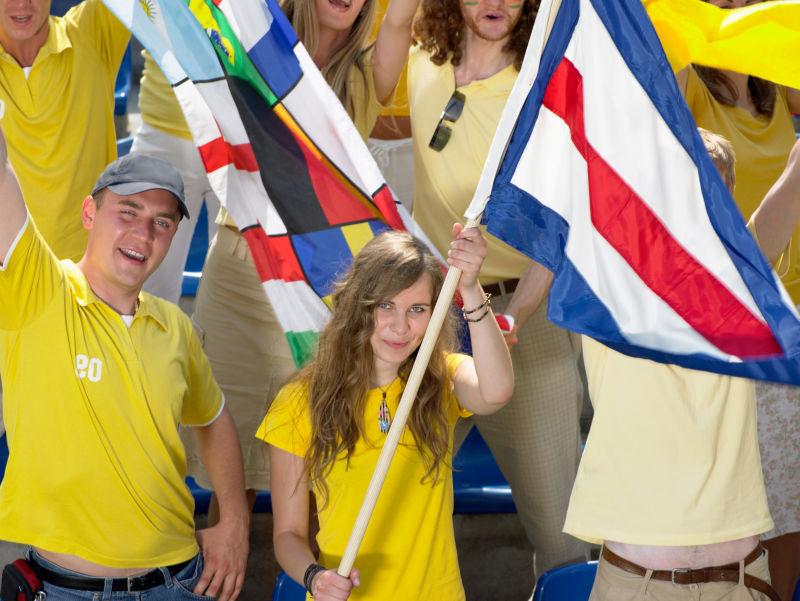 挥舞着旗帜的球迷