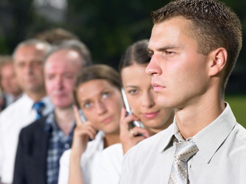 草地上排队的人群