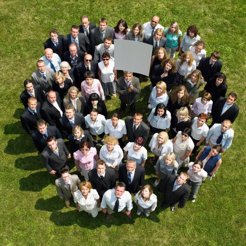 草地上围成一个圈的人群