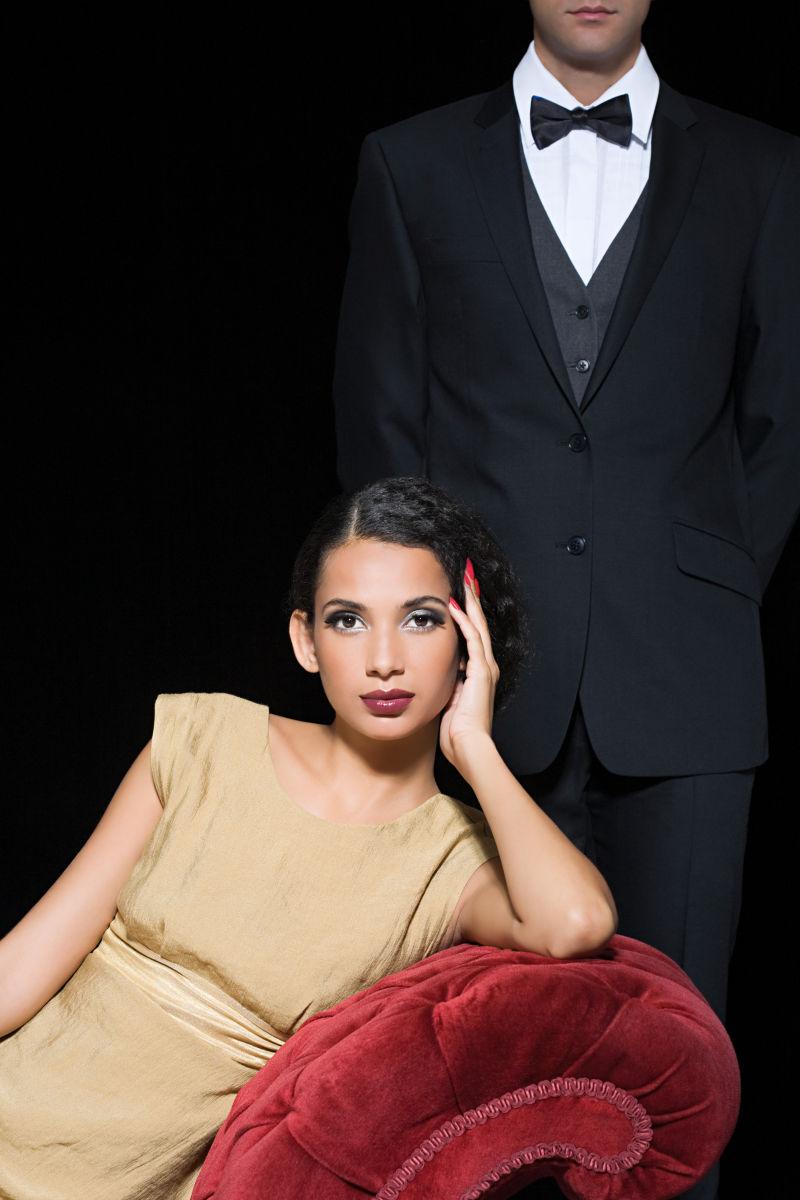 沙发上的美女和男仆