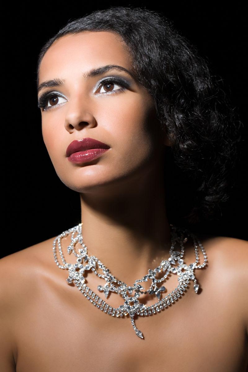 戴钻石项链的气质美女