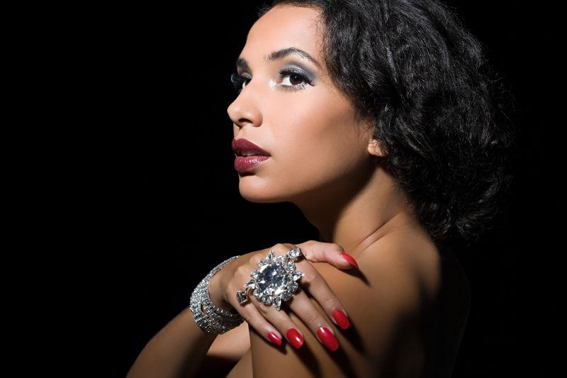 戴着大钻石戒指的美女