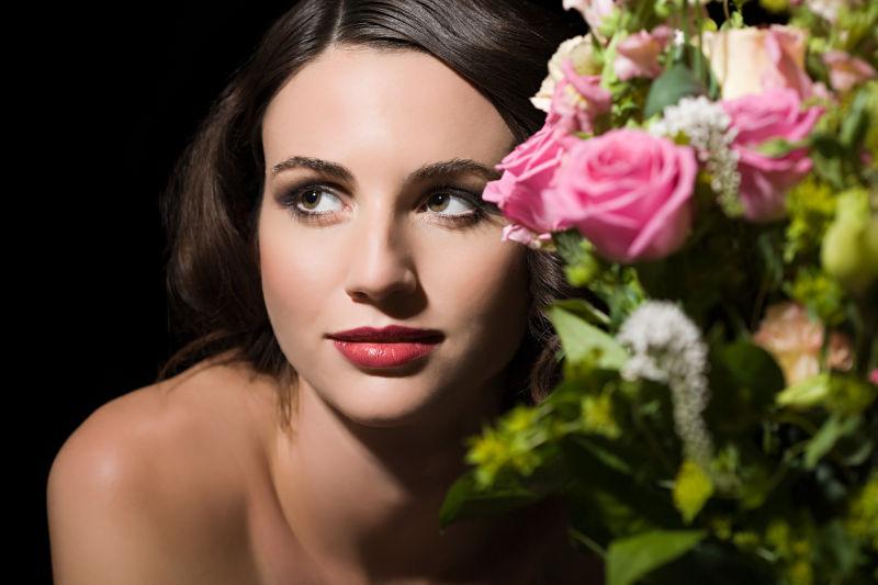 一束鲜花后面的美女