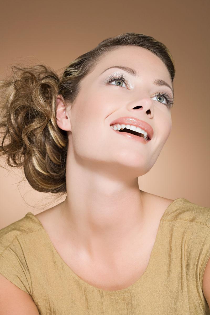 开心微笑的美女